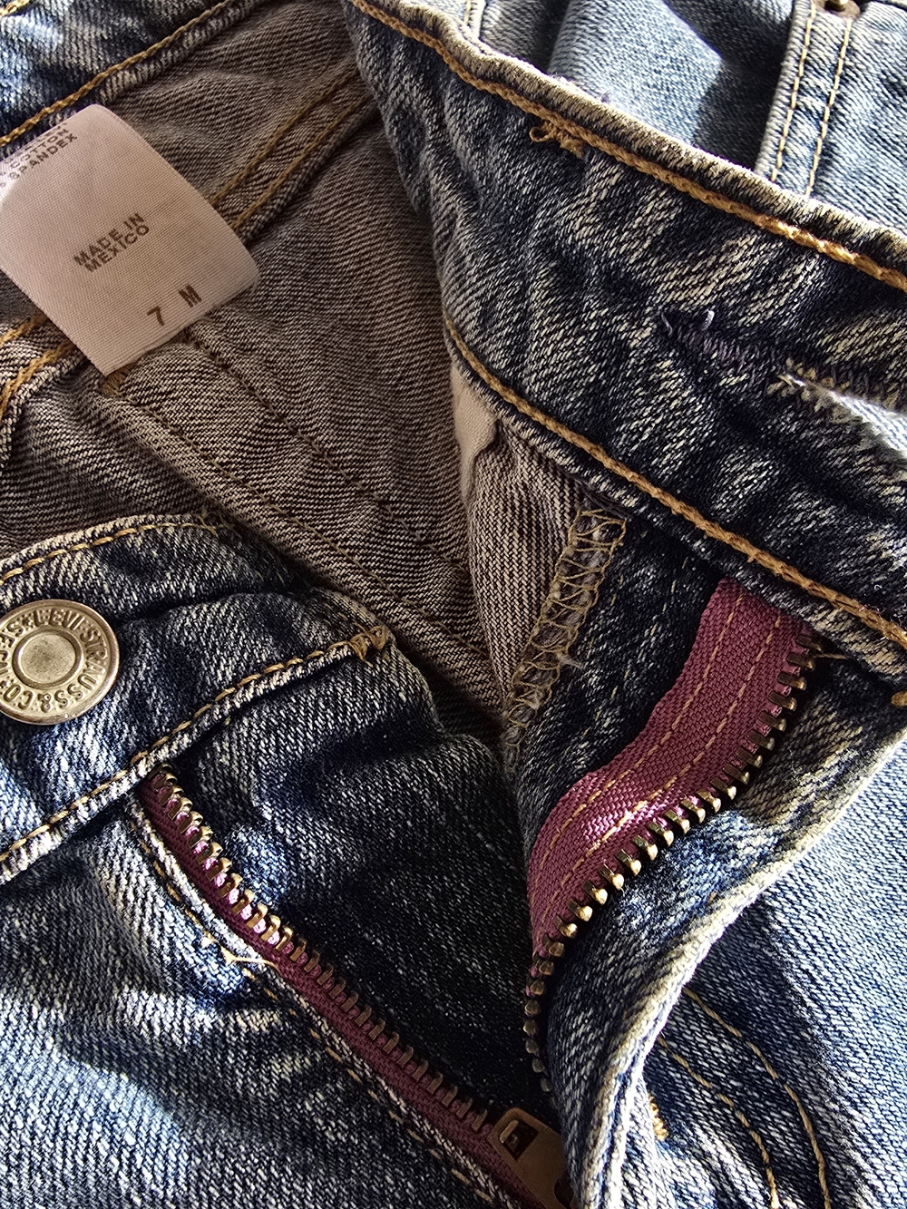 Women's Levi's 524 Too Superlow Flare Cut Blue Jeans - Size 7 (Pink Label) - Picture 9 of 10